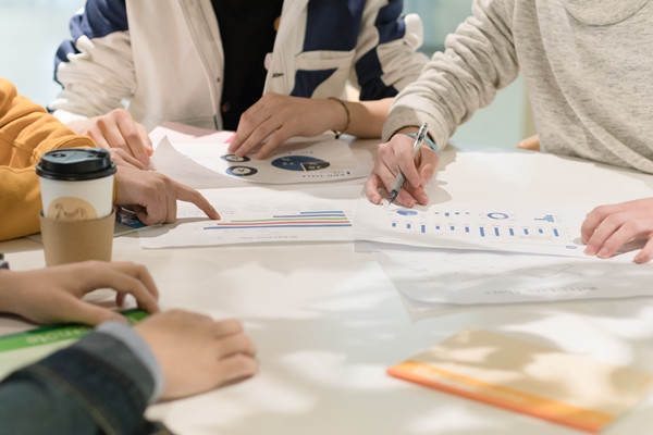 培養(yǎng)組織人才，提升員工素質(zhì)和技能，增強(qiáng)核心競爭力