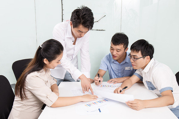 設(shè)計合理激勵機制，激發(fā)員工工作積極性和創(chuàng)新精神