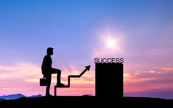 全面評估戰(zhàn)略風(fēng)險，及時調(diào)整戰(zhàn)略方向