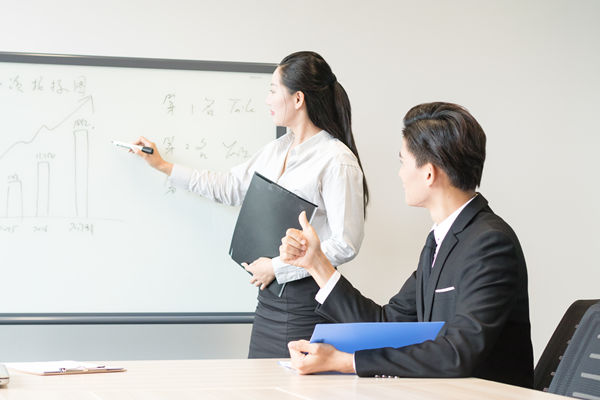 績效評估中如何平衡定量與定性指標，提升評價質量？