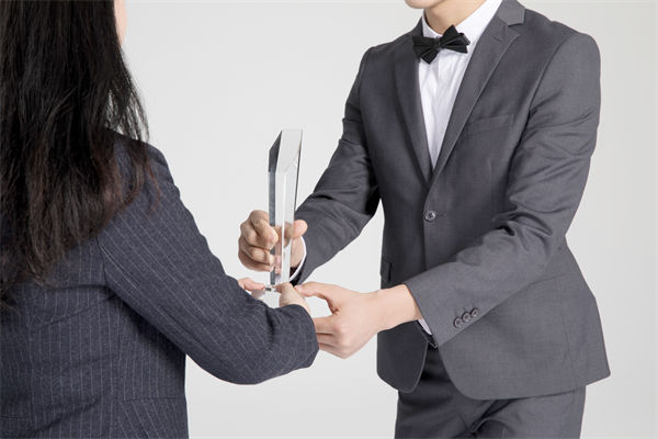 績效管理中，如何激勵優(yōu)秀員工，又幫助其提升？