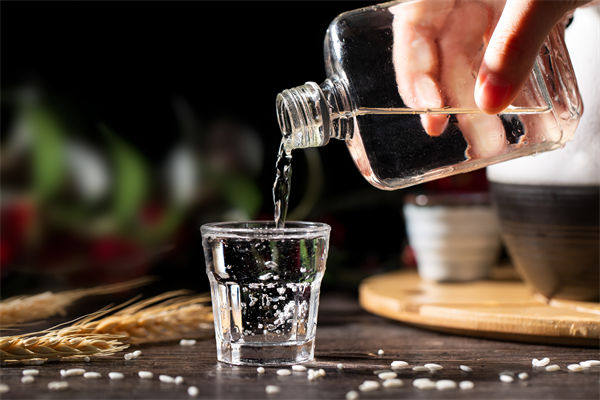 白酒遇冷，集體“降度”，關(guān)聯(lián)企業(yè)有何營銷啟示？